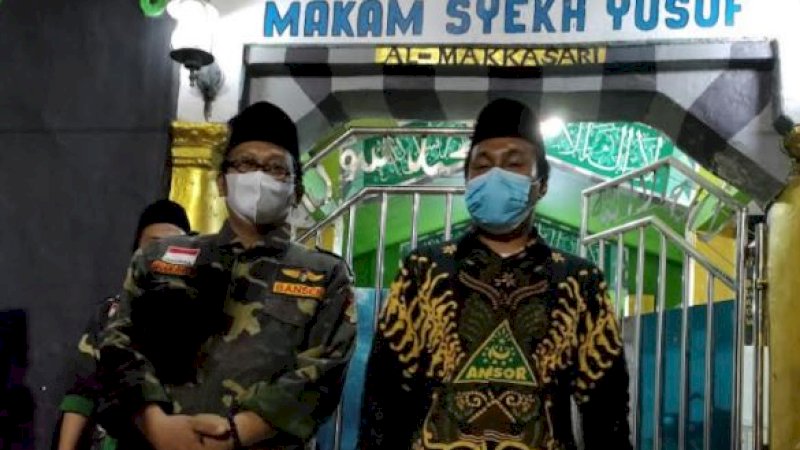 Rombongan Ketua terpilih Gerakan Pemuda (GP) Ansor Provinsi Sulawesi Selatan, Rusdi Idrus, saat berziarah ke makam pahlawan nasional dua negara, Syekh Yusuf al-Makassari, di Katangka, Somba Opu, Kabupaten Gowa.
