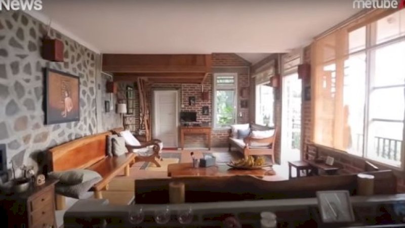 Suasana interior rumah Rocky Gerung.  (Foto: YouTube YouTube Alvin & Friends)