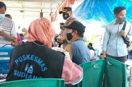 Target 90 Persen, Polsek Biringkanaya Lakukan Vaksinasi Keliling ke Tingkat RT-RW