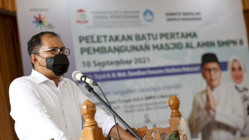 Wali Kota Makassar, Moh Ramdhan Pomanto saat hadir pada peletakan batu pertama pembangunan Masjid Al-Amin SMPN 8 Makassar di Jalan Batua Raya, Jumat (10/9/2021). 