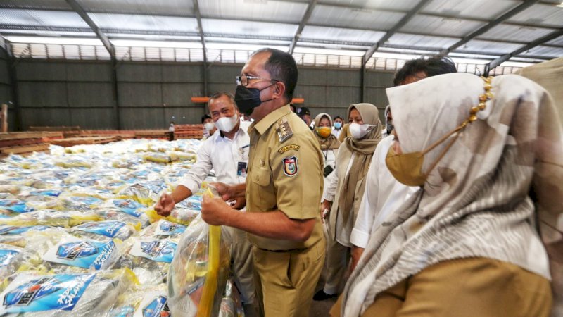 Plt Kadis Sosial Makassar, Rusmayani Majid saat mendampingi Wali Kota Makassar saat meninjau gudang bulog untuk persediaan Bansos APBD 2021 beberapa waktu lalu. 