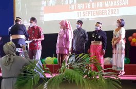 Gara-Gara Beranda Pak RT, Rusdin Tompo Terima Penghargaan dari RRI Makassar di Hari Radio Ke-76