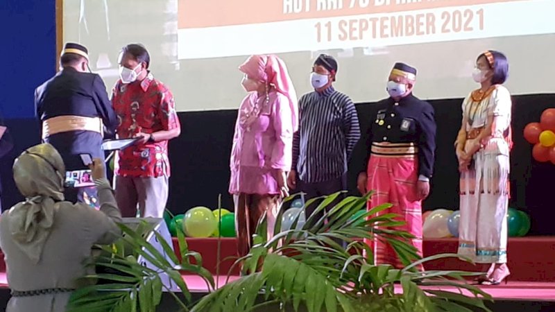 Gara-Gara Beranda Pak RT, Rusdin Tompo Terima Penghargaan dari RRI Makassar di Hari Radio Ke-76