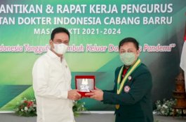 Bupati dan Ketua IDI Saling Lempar Pujian di Pelantikan Ikatan Dokter Indonesia Barru