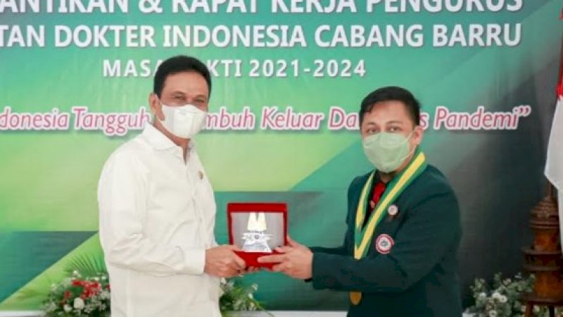 Bupati dan Ketua IDI Saling Lempar Pujian di Pelantikan Ikatan Dokter Indonesia Barru