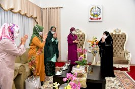 Dapat Oleh-Oleh Kain Sutera dari Ketua TP PKK Wajo, Istri Menpora Tertarik Datang Langsung ke Sengkang