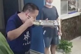 Cegah Orang Mubazir, Kepala Sekolah Ini Santap Sisa-Sisa Makanan Muridnya di Kantin