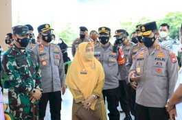 Kapolda Tinjau Vaksinasi Massal Akpol Angkatan 99, Kapolres Takalar: Masyarakat Dapat Sembako Juga