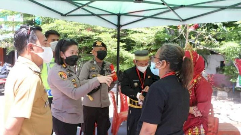 Camat Mariso,  Juliaman saat memantau pelaksanaan kegiatan vaksin massal di kantor lurah lette, Selasa, (14/9).