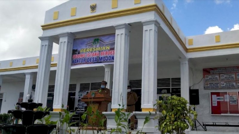 Gedung Istana Berdesa di Desa Mojong, Kecamatan Watang Sidenreng, Kabupaten Sidrap.