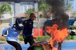 Aksi Heroik Petugas Perempuan Rutan Makassar Padamkan Api