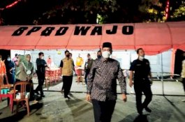 Tengah Malam, Bupati Wajo Cek Kesiapan Dapur Umum Dinas Sosial untuk Pengungsi