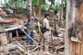 Satpol PP Sidrap Bantu Pindahkan Lapak Pedagang di Jalur Irigasi