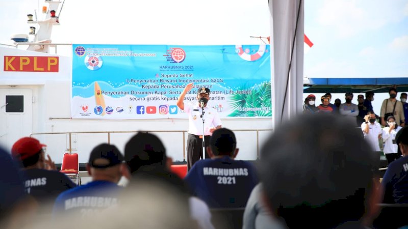 Danny Pomanto saat hadir dalam penyerahan dokumen kapal dan alat keselamatan pelayaran secara gratis kepada masyarakat maritim yang di adakan oleh kantor kesyahbandaran utama Makassar di Pelabuhan Rakyat Paotere, Jalan Sabutung Makassar, Rabu (15/9/2021