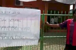 Sejumlah Warga Rappokalling Segel Kantor Lurah, Cabut Kembali Setelah Didatangi Bu Camat