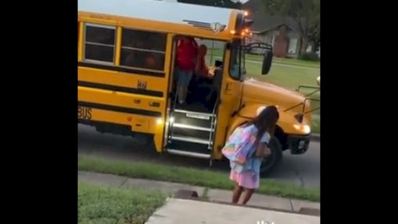 Mengharukan, Gadis Tunanetra Berusia 9 Tahun Ini Naik Bus Sekolah Sendirian untuk Pertama Kali