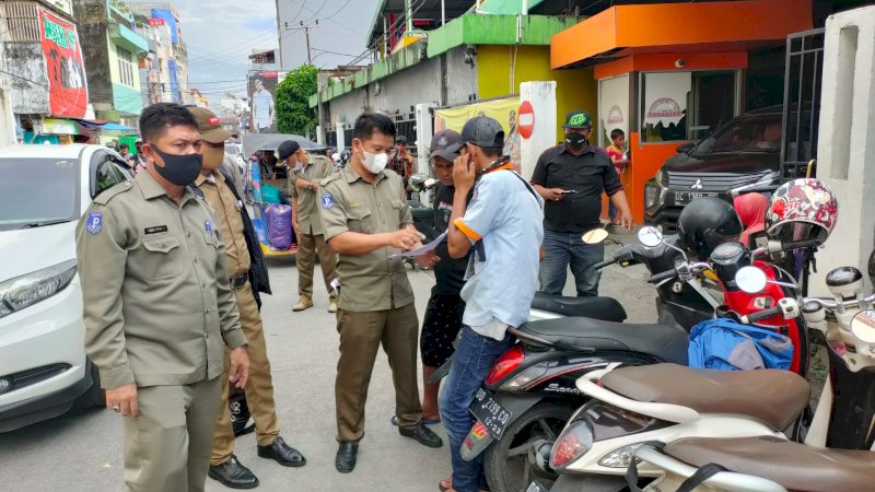 Dirut  Perumda Parkir Makassar Raya, Irham Syah Gaffar dan Tim Reaksi Cepat (TRC) saat turut patroli ke lokasi jukir liar, (14/9).