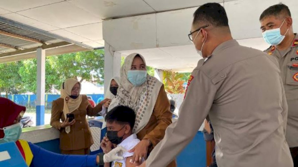 Pantau Vaksinasi COVID-19 Pelajar, Kapolres Takalar: Tetap Harus Terapkan Prokes