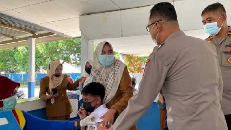 Kapolres Takalar, AKBP Beny Murjayanto, saat memantau pelaksanaan vaksinasi untuk pelajar di SMP Negeri 2 Takalar, Kamis (16/9/2021).