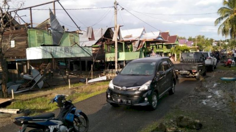 Desa Botto, Kecamatan Takkalalla, Kabupaten Wajo, Sulawesi Selatan, diterjang angin puting beliung, Kamis (16/9/2021).