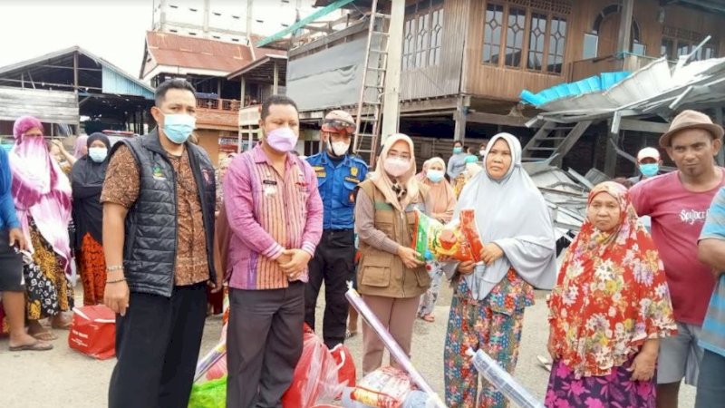 Penyerahan bantuan kepada warga korban angin puting beliung di Desa Botto, Kecamatan Takkalalla, Kabupaten Wajo, Sulawesi Selatan, Kamis (16/9/2021).