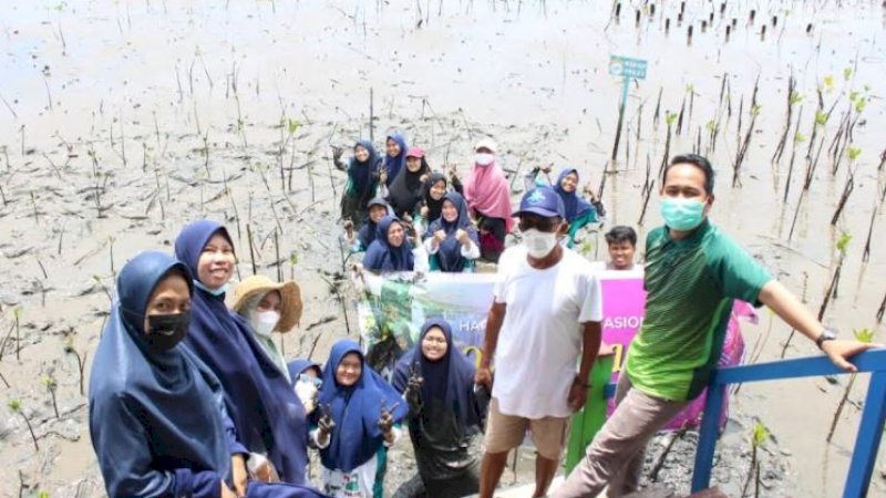 Penanaman mangrove di Ekowisata Mangrove Lantebung, Kota Makassar, Sulawesi Selatan, Kamis (16/9/2021). 