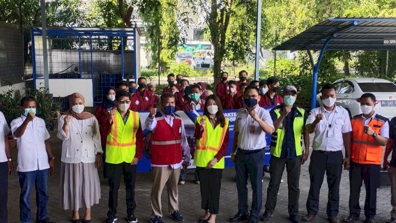 PKL Mahasiswa Program Pendidikan Vokasi Industri atau tingkat Diploma 1 (D1) Politeknik APP Jakarta Kemenprin saat menggelar Praktek Kerja Lapangan (PKL) di Terminal Kargo Bandara Sultan Hasanuddin Makassar.