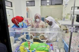 Wawali dan Ketua PKK Makassar Jenguk Bayi Ditemukan di Bajiminasa, Dinamai Minasa Putra Bhayangkara