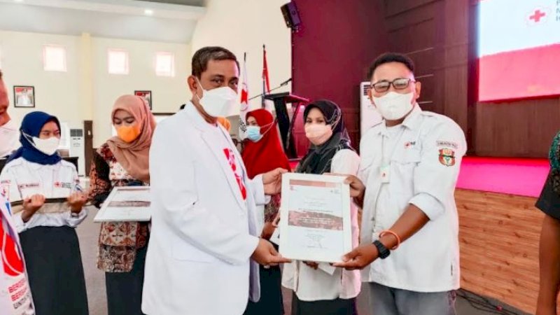 Bupati Wajo, Amran Mahmud, yang sekaligus Ketua Palang Merah Indonesia (PMI) Wajo pada peringatan HUT PMI di Ruang Pola Kantor Bupati Wajo, Jumat (17/9/2021).