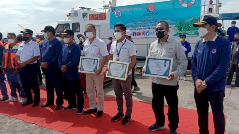 Kalla Lines Raih Penghargaan Safety, Security, Clean Ocean, and Services dari Kesyahbandaran Utama Makassar