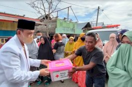 Amran Mahmud Serahkan Bantuan dari PMI dan NasDem Peduli ke Korban Angin Puting Beliung