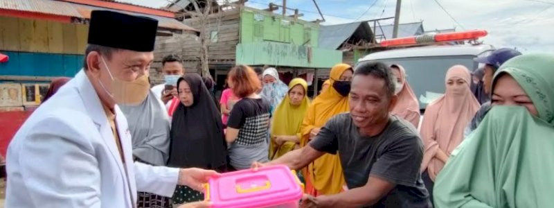 Amran Mahmud Serahkan Bantuan dari PMI dan NasDem Peduli ke Korban Angin Puting Beliung