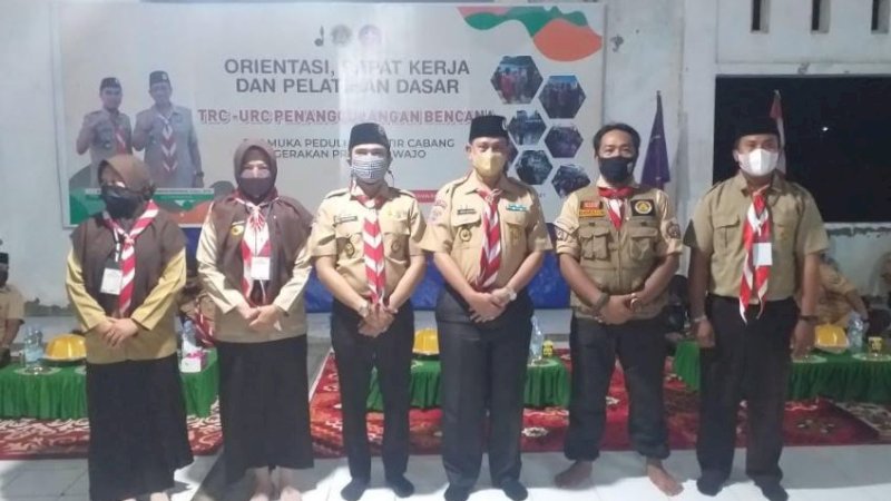 Bupati Wajo, Amran Mahmud (ketiga kanan), menghadiri orientasi, rapat kerja (raker), dan latihan dasar (latsar). Kegiatan berlangsung di Pusat Pelelangan Ikan (PPI), Pelabuhan Bangsalae, Kecamatan Pitumpanua, Jumat malam (17/9/2021).