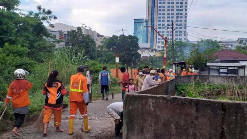 Aksi kerja bakti Camat Panakukang bersama warga dan sejumlah pihak terkait di jalan Adhyaksa Baru Kelurahan Masale, Sabtu, (17/9). 