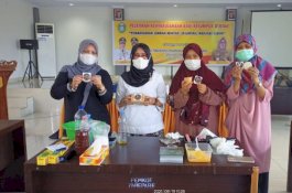 DP3A Parepare Gandeng Puspaga PeduliTa Latih Perempuan Olah Minyak Goreng Bekas Jadi Sabun