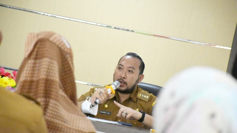 Camat Panakukang,  Andi Pangeran Nur Akbar saat memimpin rakor yang dihadiri para lurah di Aula kantor Kecamatan, Senin(20/9/2821).