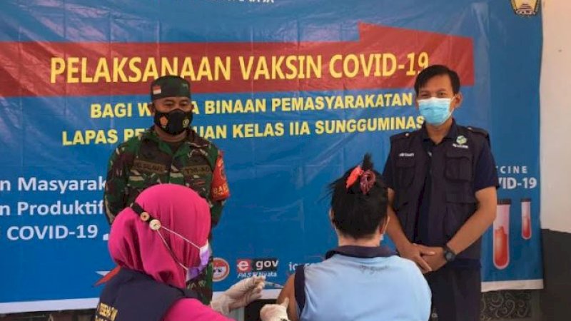 Proses vaksinasi COVID di salah satu Lembaga Pemasyarakatan di Sulawesi Selatan.