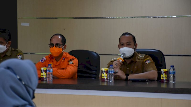 Kepala BPBD Makassar, Hendra Hakamuddin dan Camat Panakukang, Andi Pangeran Nur Akbar saat digelar bimtek pemuktahiran dan pengimputan data posko PPKM, Senin,(20/9/2021).