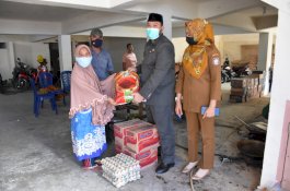 Peduli, Camat Panakkukang Bawa Bantuan untuk Korban Kebakaran dan Bantu Terbitkan KK di Campagaya