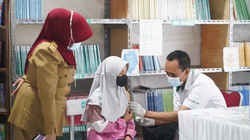 Salah seorang siswi mengikuti vaksinasi yang dilaksanakan PT Semen Tonasa dan Polres Pangkep.