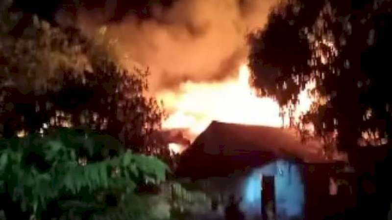 Api berkobar dalam kebakaran di Jalan Veteran Utara, Lorong 41, Kecamatan Makassar, Selasa (21/9/2021).