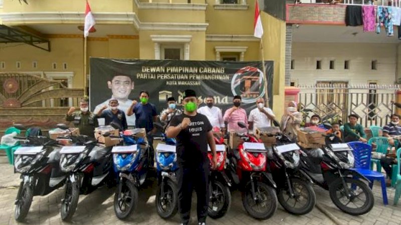 Rahmat Taqwa Quraisy membagikan kendaraan roda dua (motor) untuk Pimpinan Anak Cabang (PAC) PPP Makassar.