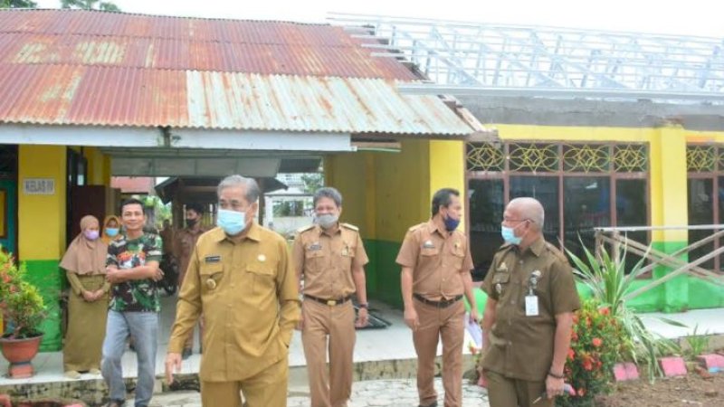 Bupati Sidrap, Dollah Mando, meninjau renovasi sejumlah sekolah di Kecamatan Panca Lautang, Selasa (21/9/2021).