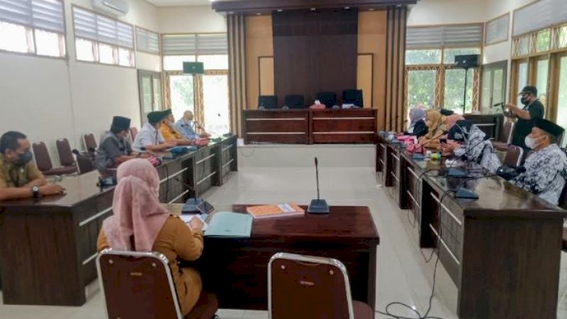 Dewan Perwakilan Rakyat Daerah (DPRD) Kabupaten Wajo melaksanakan rapat dengar pendapat (RDP) mengenai keluhan GTKHNK 35+ bersama Forum Peduli Guru Honorer di Ruang Rapat DPRD Kabupaten Wajo, Selasa (21/9/2021).