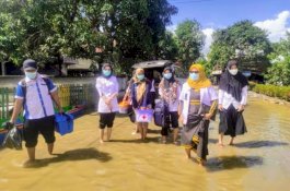 Dipuji Jokowi, Nakes di Wajo Terobos Banjir Lanjutkan Vaksinasi Secara Door to Door