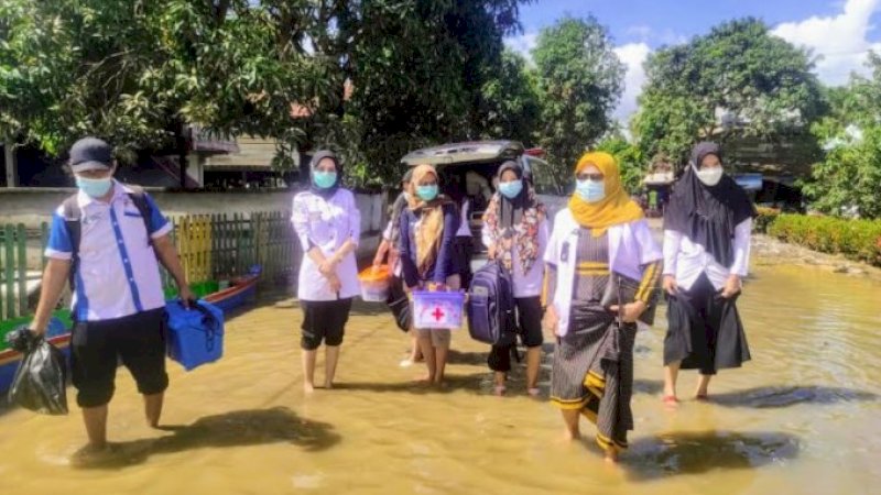 Dipuji Jokowi, Nakes di Wajo Terobos Banjir Lanjutkan Vaksinasi Secara Door to Door