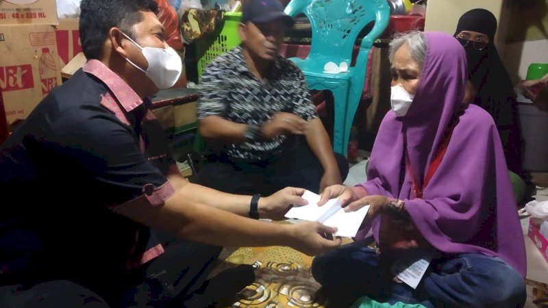 Dirut Perumda Parkir Makassar,  Irhamsyah Gaffar dan jajaranya menyambangi jukir Asriani Dg Caya yang tertimpa musibah yakni tindakan penganiayaan yang dilakukan oleh oknum preman di Jalan Andalas beberapa hari lalu. (23/9).