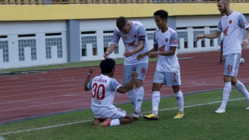 Para pemain PSM Makassar merayakan gol yang dicetak Ilham Udin saat menghadapi Persik Kediri di Stadion Wibawa Mukti, Cikarang, Kamis (23/9/2021).