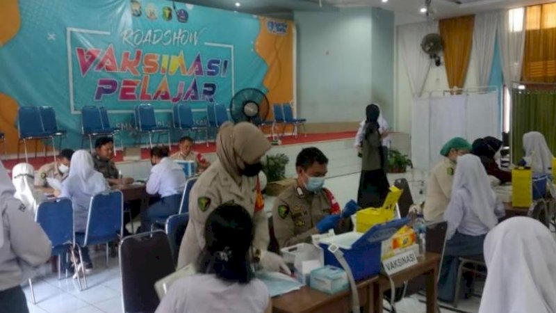 Vaksinasi COVID-19 di salah satu sekolah di Kota Makassar, Sulawesi Selatan, Rabu (22/9/2021).