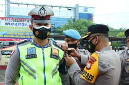 Operasi Patuh 2021, Polres Takalar Door to Door Bagikan Masker